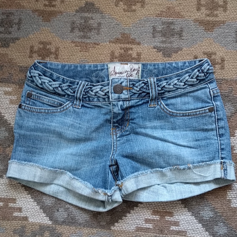 Cuffed shorts with braid